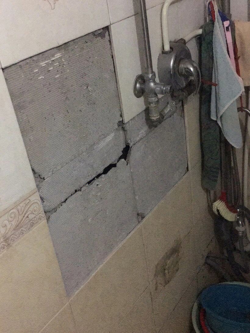 墙砖脱落修复视频(墙面瓷砖脱落如何修复视频)